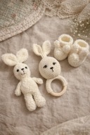 Zestaw dla niemowlaka – grzechotka + zabawka + skarpetki w pudełku