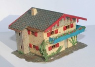 Domek tyrolski z niebieskim balkonem Faller skala N