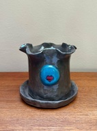 Wazonik lub osłonka na doniczkę z podstawką, ofiarowane przez Kaję Oursin