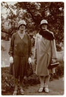 ELEGANTKI NA SPACERZE MODA LATA 20-TE PŁASZCZ TOREBKA KAPELUSZ LIS OK. 1920