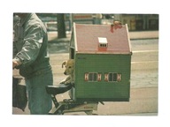 Pocztówka - Motorowerzysta i szczeniak w budzie / pies