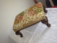 NIEZWYKLE UROCZA PUFA PODNÓŻEK