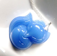 Niebieski jadeit - wiewiórka, wisiorek na łańcuszku