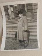 PRL mężczyzna z teczką moda Wrocław 1960 (83d)