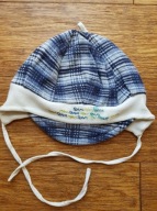 Mika – granatowo-biała czapka w kratkę