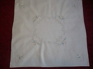 Ręcznie haftowany obrusik.