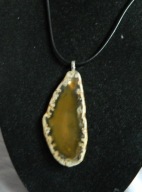 Bursztynowo-żółty agat, nieregularny plaster, wisiorek na rzemyku