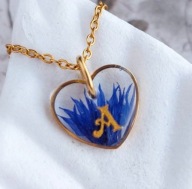 Złoty wisiorek z literką i kwiatami, chabry w żywicy, personalizowany