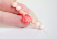 KORAL NATURALNY różowy rzeźbiony koralowiec róża Kwiatek kulki łezka