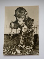 Maskotka, pluszak - małpka pracuje w ogrodzie - pocztówka z DDR