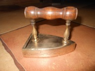 OZDOBNE GRAWEROWANE ŻELAZKO MOSIĘŻNE Z DATĄ 1826