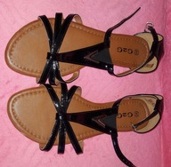 Czarne sandałki G2G z literką V 40