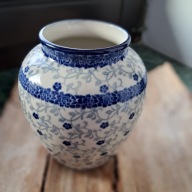 Wazonik ozdobny na kwiaty białoniebieski Bolesławiec kwiaty wzory większy