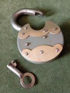 Stara kłódka z kluczem / sprawna