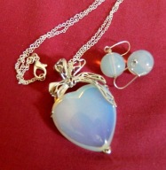 Biały opal w srebrze, wisior serce i kolczyki, zestaw biżuterii