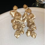 Kolczyki Długie Płatki Róż Satynowe złote błyszczące lekkie