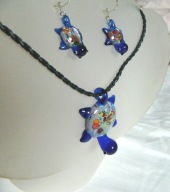 Kobaltowe szkło weneckie, wisiorek i kolczyki z żółwiami