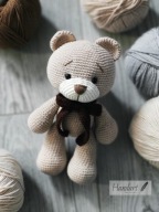 Miś na szydełku z kokardą na prezent HANDART