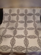 Piękny biały obrus z szydełkowymi wstawkami