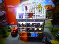 Kamienica w REMONCIE z Rusztowaniem Oświetlona LED