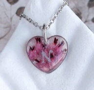 Wisiorek z literą z różowymi kwiatami, wrzośce w żywicy, personalizacja