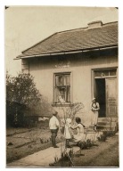 KRAKÓW DOM PODMIEJSKI Z OGRÓDKIEM MAMA I DZIECI WIOSNA 1937