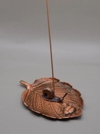 Podstawka na kadzidła Liść ze ślimakiem – ciepło natury