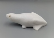 Żaba ręcznie wyrzeźbiona z twardego białego kamienia vinatge bardzo ładna