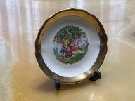 LIMOGES FOREGIN MINIATURA Z ROMANTYCZNĄ SCENKĄ TALERZYK ZE STOJAKIEM