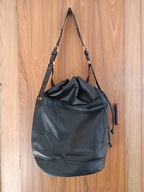 czarna torebka worek