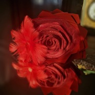 Wieczna czerwona róża, lśniąca duża róża, prezent Bogato zdobiona unikat