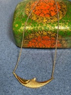 DELIKATNY POZŁACANY NASZYJNIK AVON Z CYRKONIĄ