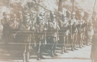 Zdjecie - Wehrmacht, broń, hełmy - rozm. pocztówki