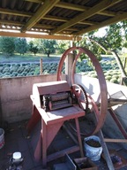 Rozdrabniacz sieczkarnia ręczna na stalowej konstrukcji do pracy z napędem