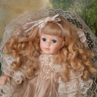 Duża porcelanowa lalka vintage | wiklinowy fotel | 47 cm | retro