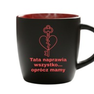 Kubek Tata naprawia wszystko oprócz mamy czarny mat czerwony środek