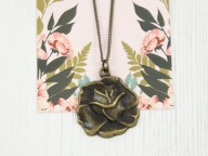 wisiorek RÓŻA vintage retro kwiat kwiatek płatki bukiet NB151