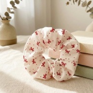 Scrunchie gumka do włosów kremowa w bordowy wzór kokardy koreańska estetyka