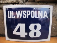 Stara emaliowana tablica z numerem domu i ulicą