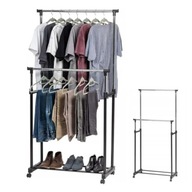 Wieszak metalowy srebrny podwójny stojący na kółkach ubrania stojak szafa