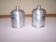 POJEMNIKI ALUMINIOWE NA PRZYPRAWY Z LAT 30/40-TYCH.