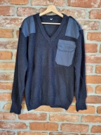 granatowy sweter ochroniarza