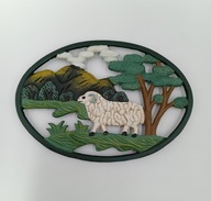 Podstawek z żeliwa - Baranek na polanie - owalny - 21,5cm - jest świetny