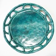 Ceramiczny duży talerz z ozdobnym brzegiem