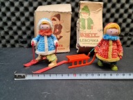 KULTOWA ORYGINALNA ZABAWKA RADZIECKA DZIEWCZYNKA NA SANKACH, NARTACH PRL