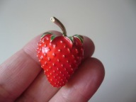 EMALIOWANA BROSZKA TRUSKAWKA