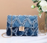 Torebka damska z dżinsu z wzorem, frędzlami i złotym łańcuszkiem elegancka