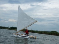 Żaglówka, trimaran, i łódka na ryby w jednym