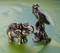 Mosiężna figurka kolekcjonerska - szczęśliwy mały słoń plus orzeł.