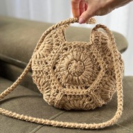 Jute Blossom - okrągła torebka jutowa boho, ręcznie szydełkowana.